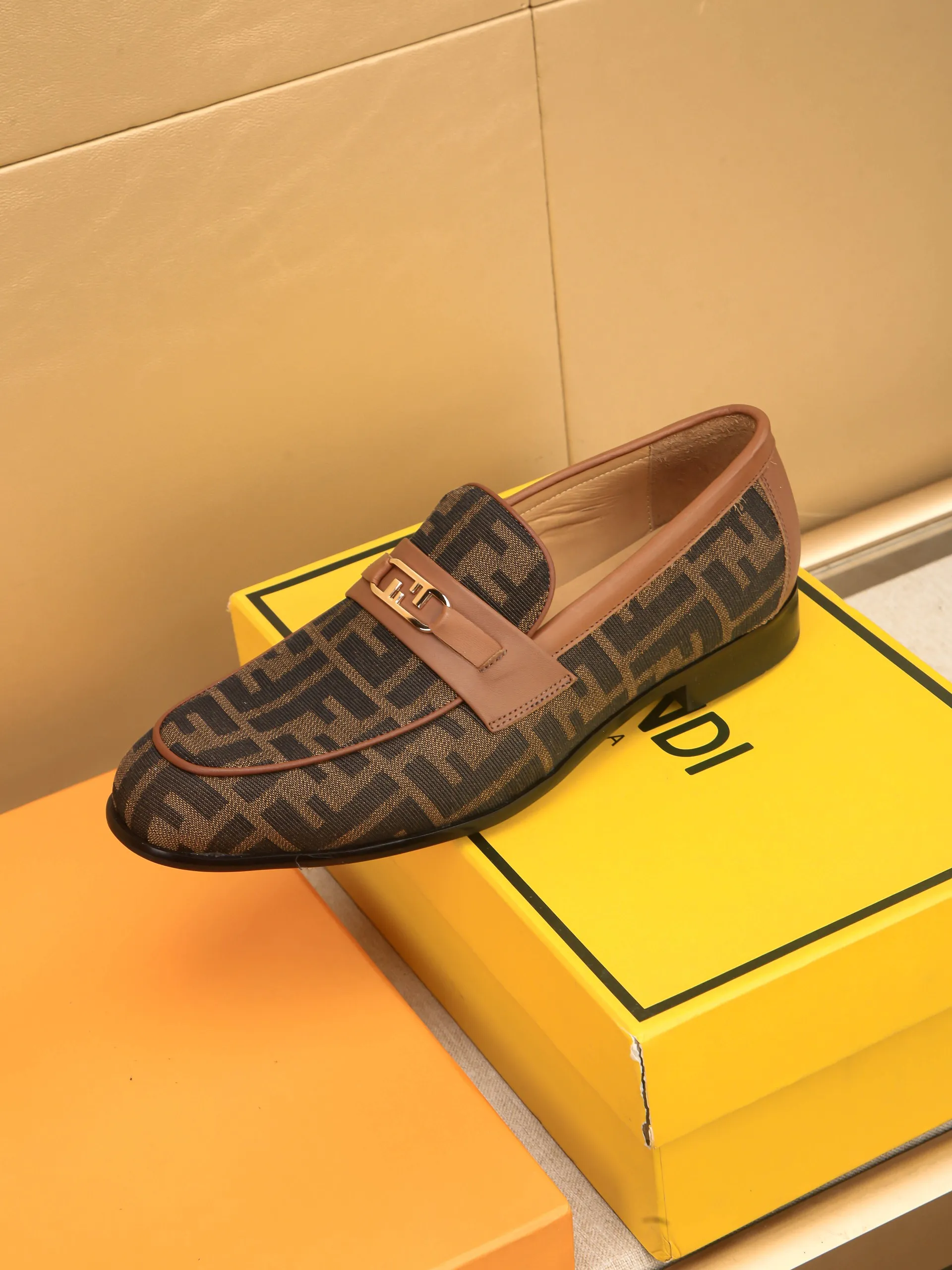 Men's shoes💰460 🕷🕷【FENDI】The latest men's formal leather shoes🇨🇳Classic series not to be missed💯The first layer is made of imported first-layer cowhide☘Original quality, the leather is smooth and delicate🎋Awesome version, perfect streamlined outline🍇🐮Leather lining, code number 39-44...(customized at 38.45.46.47)